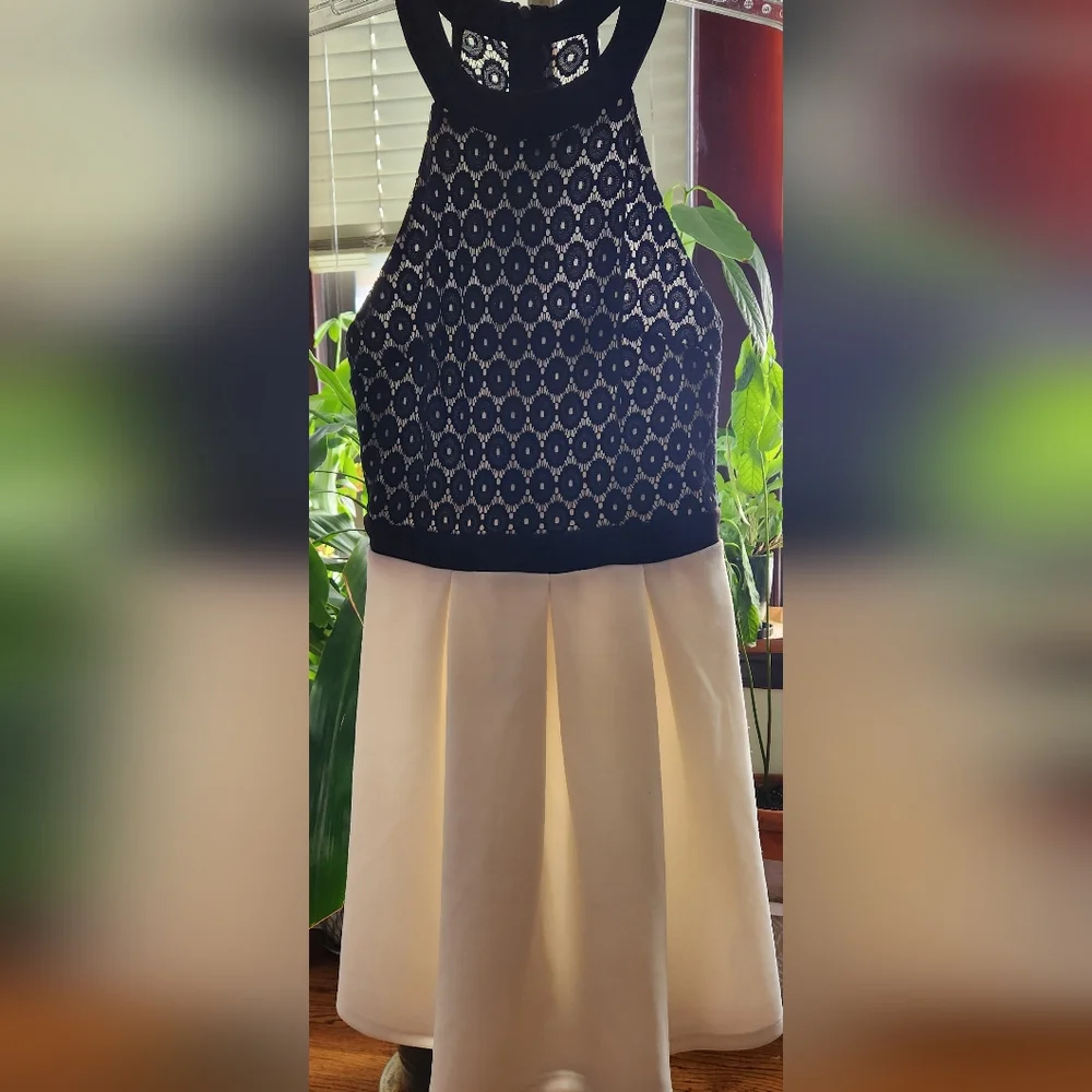 B. SMART DRESS - Picture 1 of 3